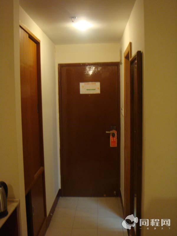 上海汇能宾馆图片门，左边是壁橱，右边是卫生间[由13606zfbfdm提供]
