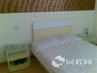 南京九九聚家商务宾馆图片客房/床[由15651pcpuxp提供]