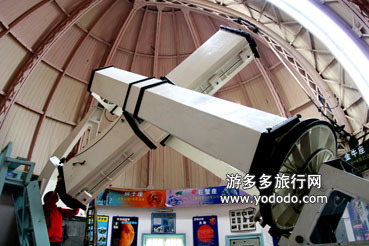 旅社位于的天文台，仍然是科学研究机构，有巨大的天文望远镜