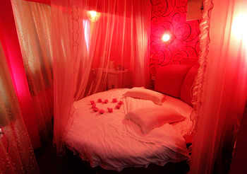 浪漫红床电脑房