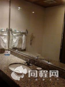 上海上服假日酒店（南京路步行街店）图片客房/卫浴[由15067fjehyi提供]