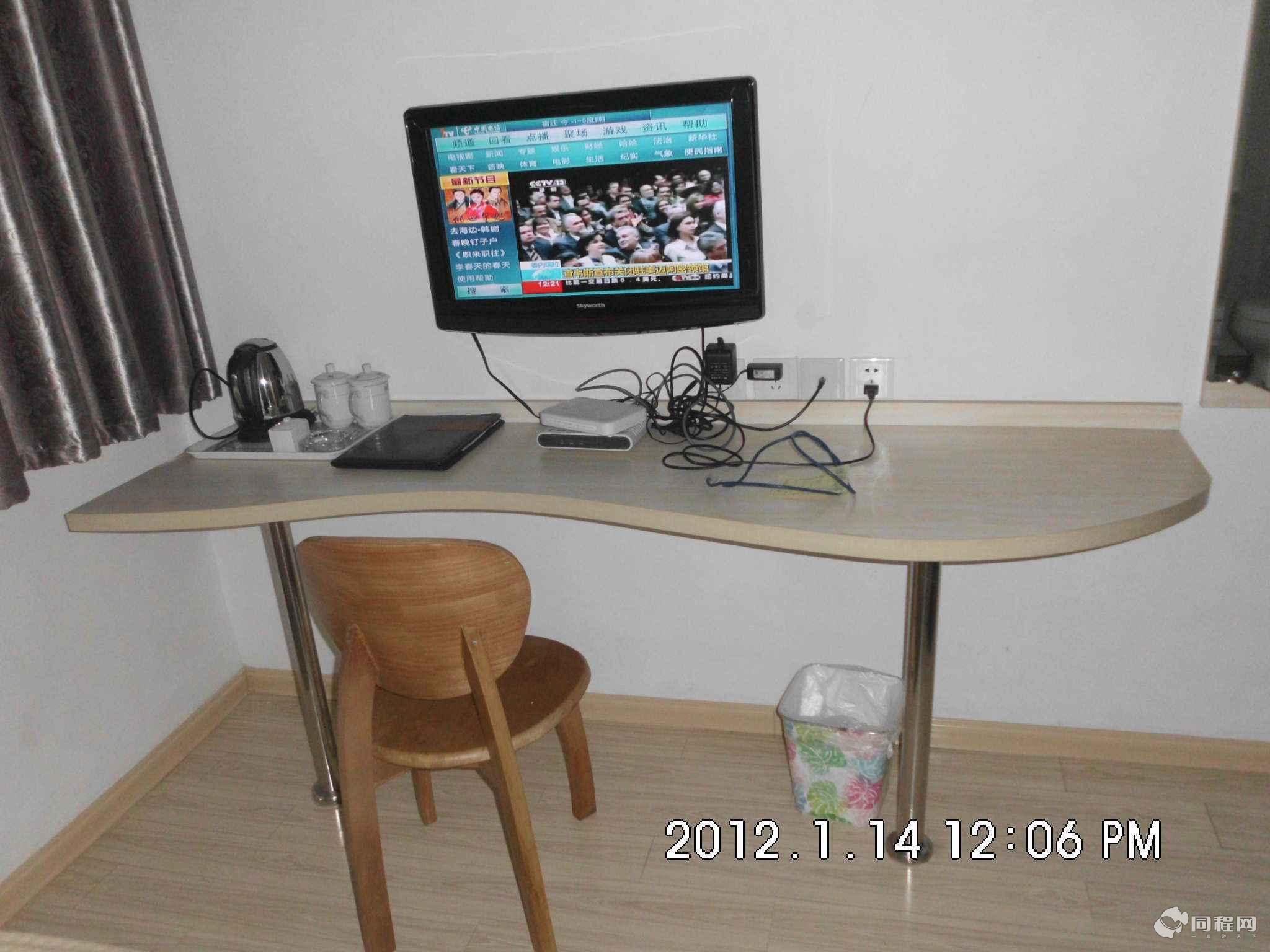 南京麦森快捷酒店图片办公桌、电视[由15095hsyphb提供]