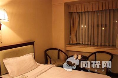 北京贵国酒店图片客房/床[由三哥的行摄天下提供]