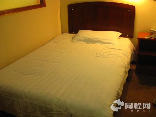 济南溢金堂商务酒店图片标间靠洗漱间的床[由ZHC6293提供]