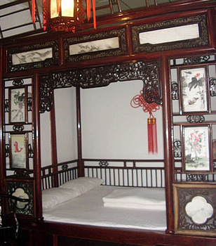 中国结雕花大床房