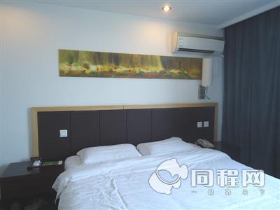 新乡皇冠酒店图片舒服的大床[由13937gmupwc提供]